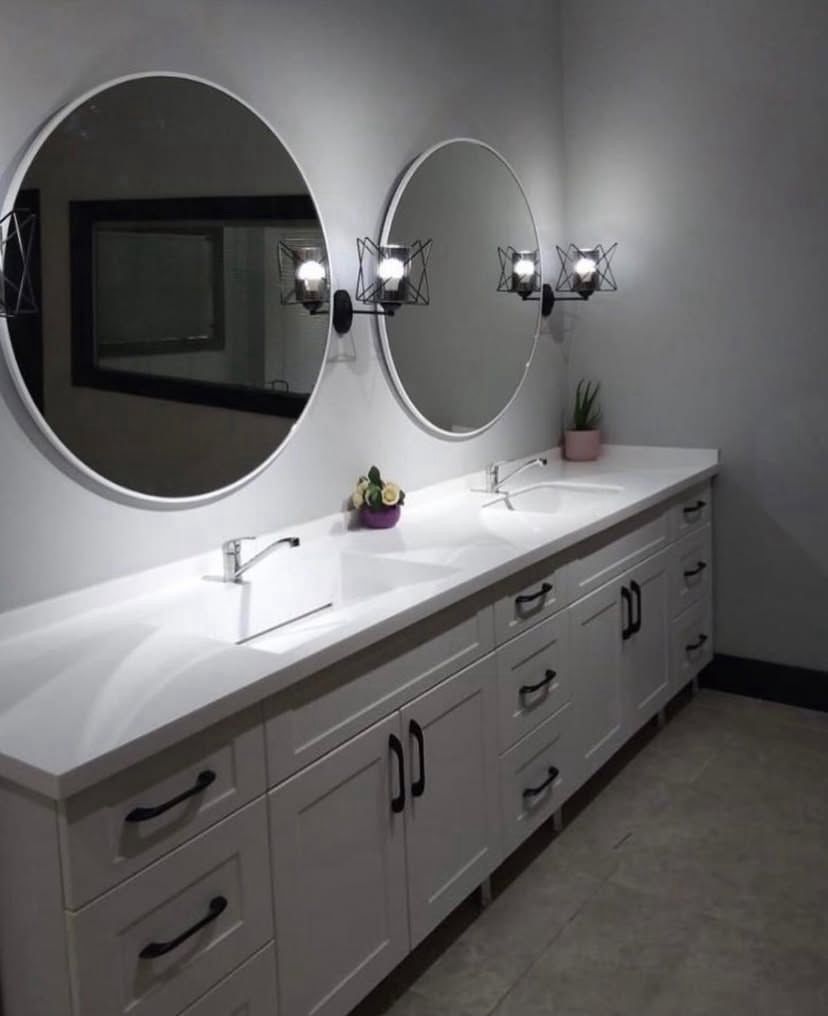 Mat siyah aksanlar, fildişi dekor ve sıcak ortam aydınlatması ile şık ahşap yemek odası