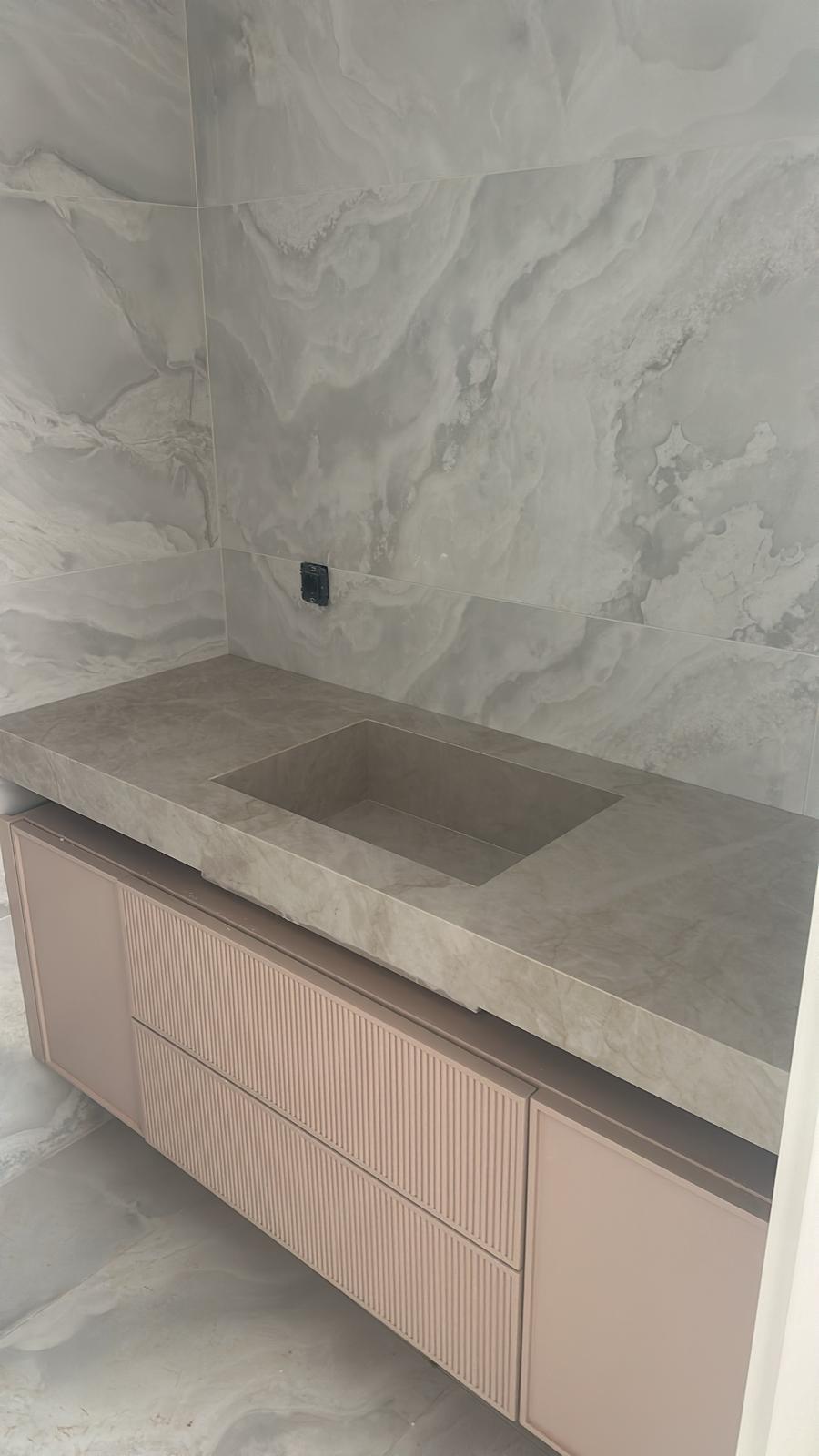 Mat siyah metal ayaklı, pürüzsüz cilalı yüzeye sahip şık ahşap yemek masası