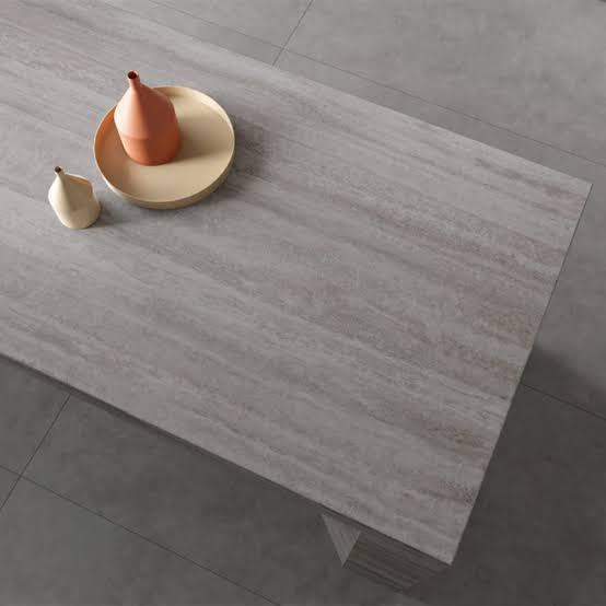 Derin lacivert yastıklı, fildişi kumaşlı rahat kanepe, ahşap ayaklı aydınlık oturma odasında