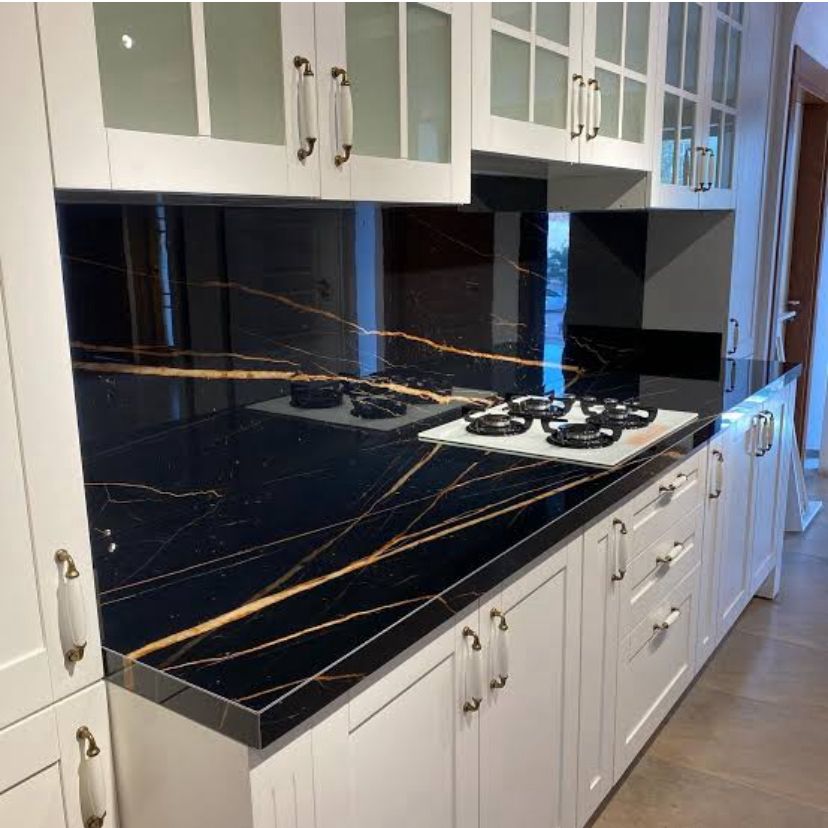 Rahat oturma odasında derin lacivert düğmeli üst kısmı ve ahşap ayakları olan fildişi puf