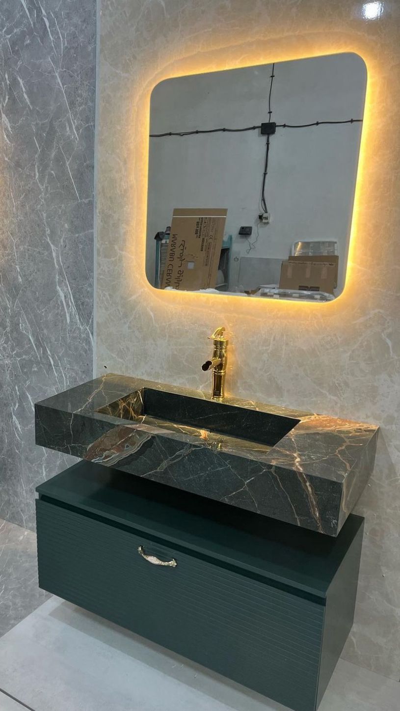 Lüks yatak odasında sıcak ahşap yatak çerçevesi ve fildişi kapitone başlık