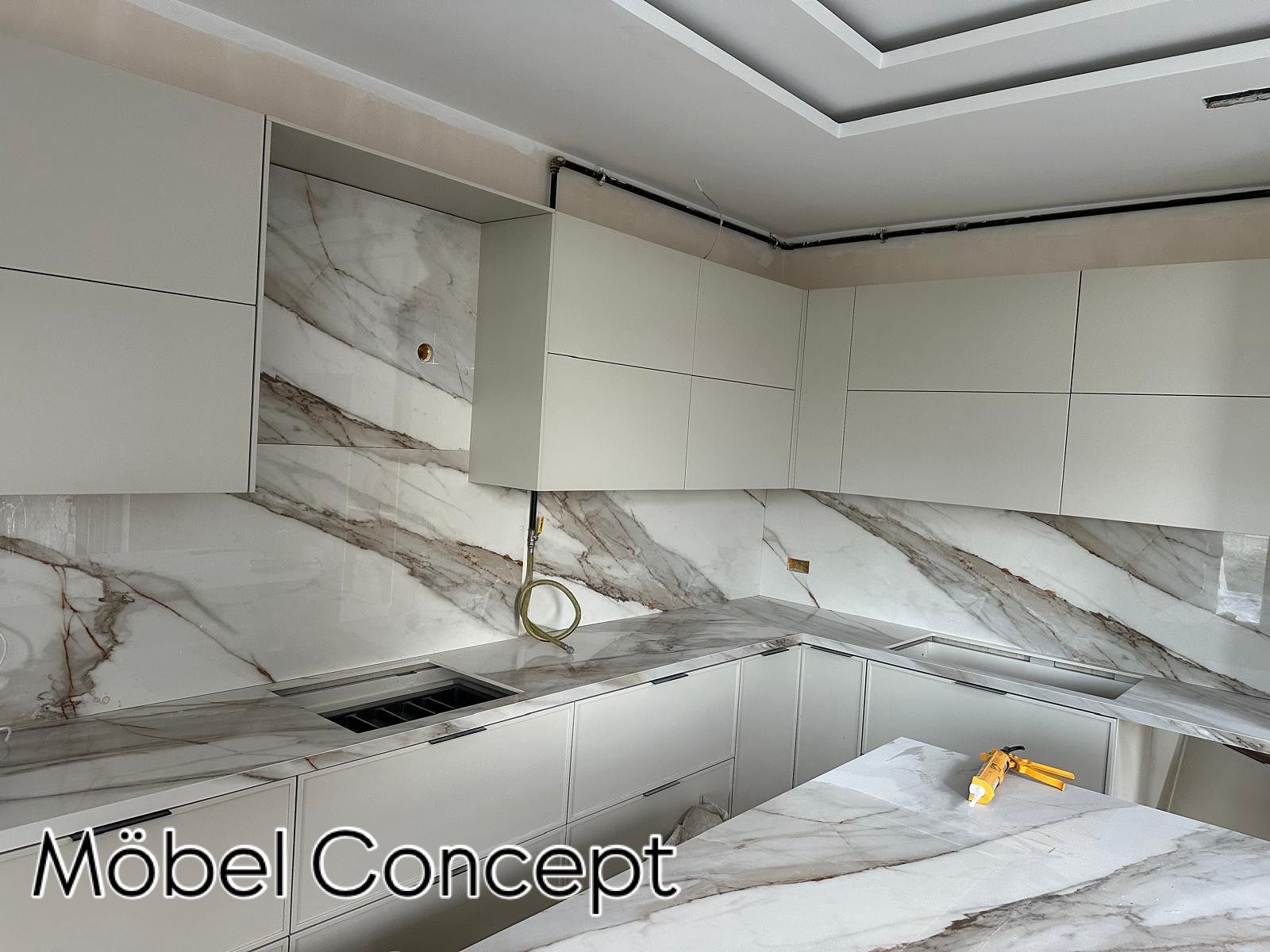 Modern oturma odasında minimalist tasarımlı, sıcak ahşap üst yüzeyli mat siyah yan sehpa