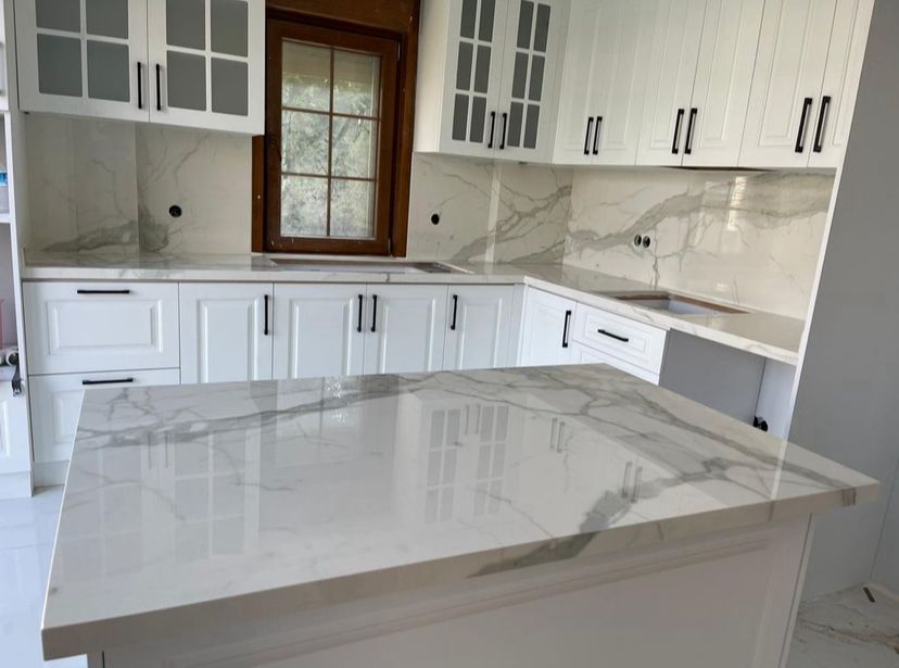 Modern yemek masasının üzerinde asılı, fildişi şapkalı mat siyah sarkıt lamba